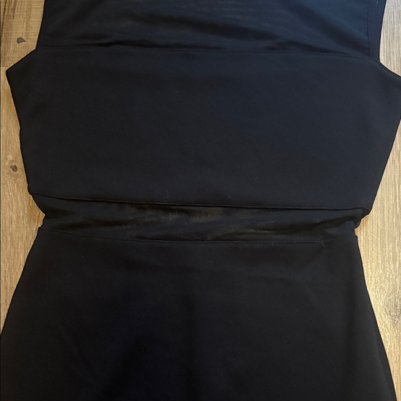 Elegant Black Sleeveless Dress - Picture 4 of 6